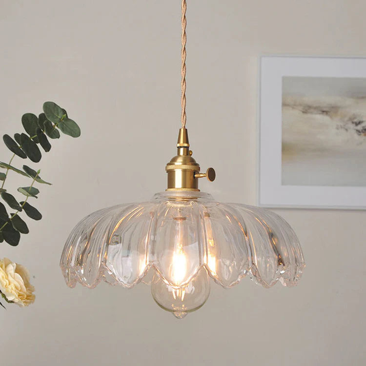 Vintage pendellampa i glas med vågig lampskärm och mässingsdetaljer för matsal och vardagsrum