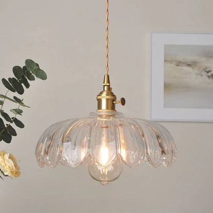 Vintage pendellampa i glas med vågig lampskärm och mässingsdetaljer för matsal och vardagsrum