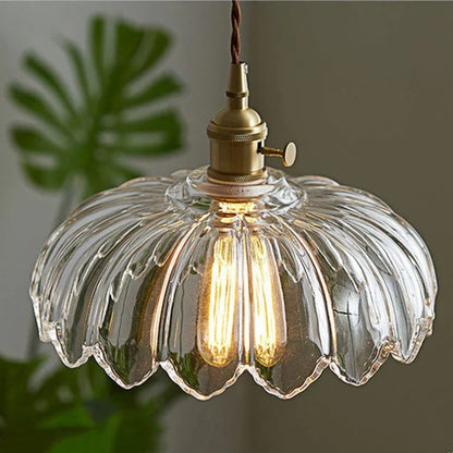 Vintage pendellampa i glas med vågig lampskärm och mässingsdetaljer för matsal och vardagsrum