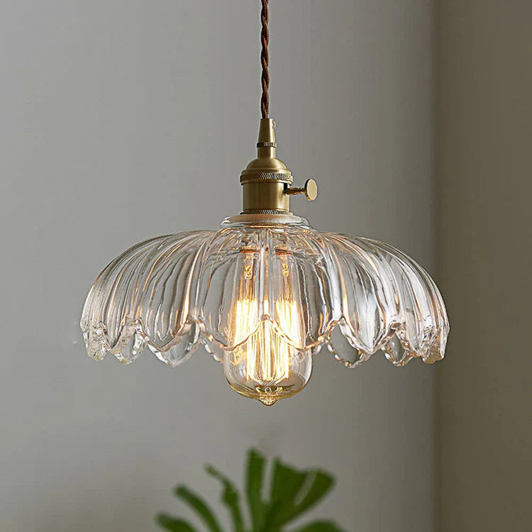 Vintage pendellampa i glas med vågig lampskärm och mässingsdetaljer för matsal och vardagsrum
