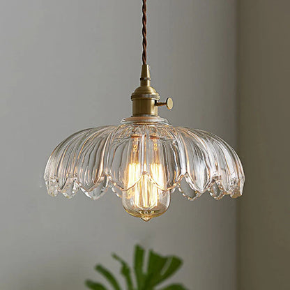 Vintage pendellampa i glas med vågig lampskärm och mässingsdetaljer för matsal och vardagsrum