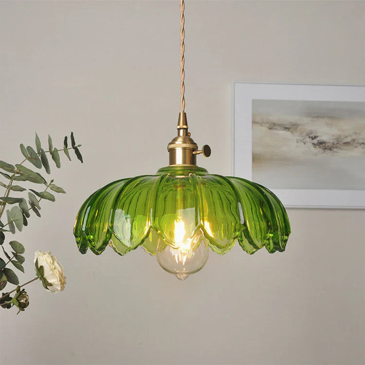 Vintage pendellampa i glas med vågig lampskärm och mässingsdetaljer för matsal och vardagsrum