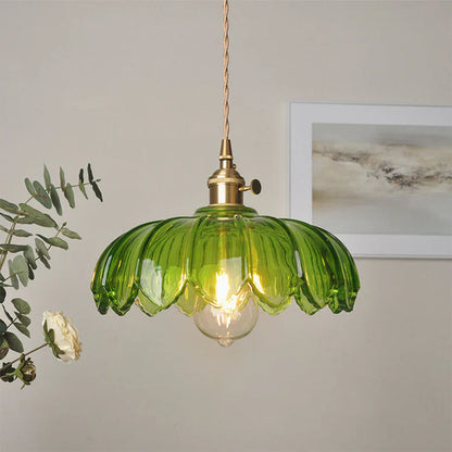 Vintage pendellampa i glas med vågig lampskärm och mässingsdetaljer för matsal och vardagsrum