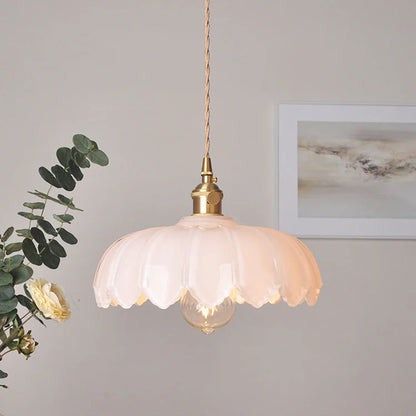 Vintage pendellampa i glas med vågig lampskärm och mässingsdetaljer för matsal och vardagsrum