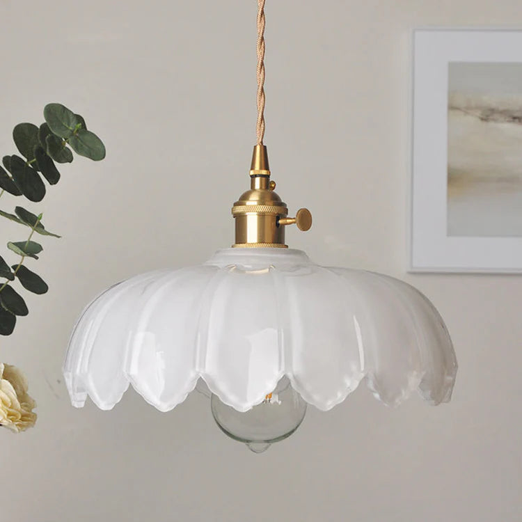 Vintage pendellampa i glas med vågig lampskärm och mässingsdetaljer för matsal och vardagsrum