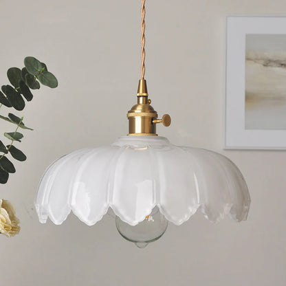 Vintage pendellampa i glas med vågig lampskärm och mässingsdetaljer för matsal och vardagsrum