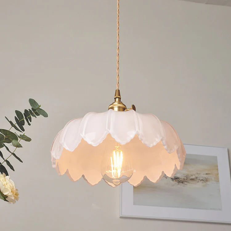 Vintage pendellampa i glas med vågig lampskärm och mässingsdetaljer för matsal och vardagsrum