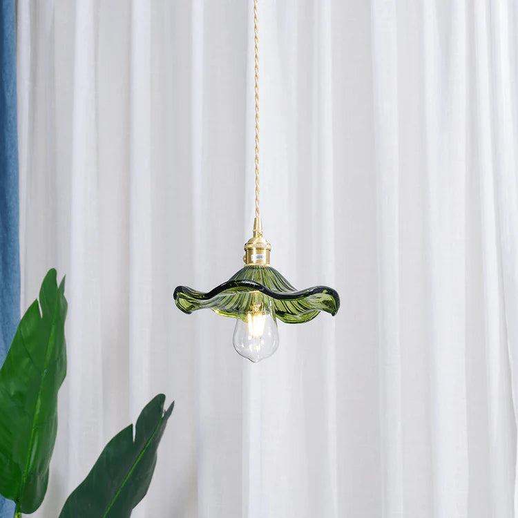 Pendellampa i glas med vågig lampskärm och mässingsdetaljer för kök och vardagsrum