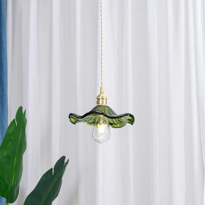 Pendellampa i glas med vågig lampskärm och mässingsdetaljer för kök och vardagsrum