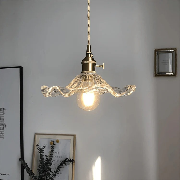 Pendellampa i glas med vågig lampskärm och mässingsdetaljer för kök och vardagsrum