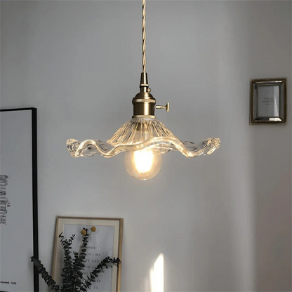 Pendellampa i glas med vågig lampskärm och mässingsdetaljer för kök och vardagsrum