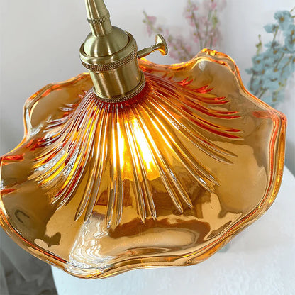 Pendellampa i glas med vågig lampskärm och mässingsdetaljer för kök och vardagsrum