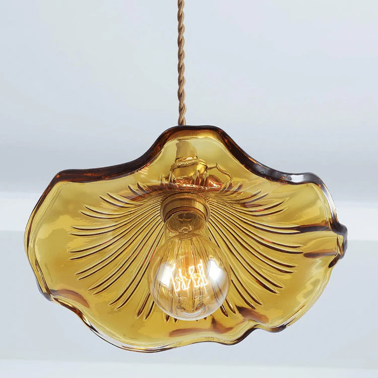 Pendellampa i glas med vågig lampskärm och mässingsdetaljer för kök och vardagsrum