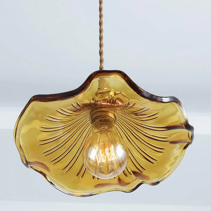 Pendellampa i glas med vågig lampskärm och mässingsdetaljer för kök och vardagsrum