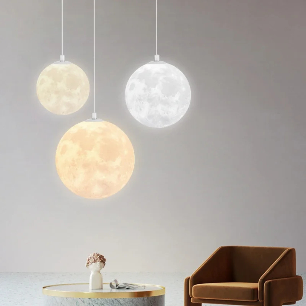 Måninspirerad pendellampa i glas med justerbar höjd och varm LED-belysning