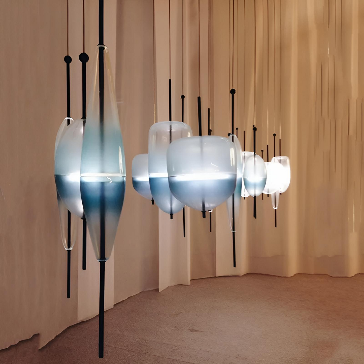 Modern pendellampa i glas med gradient design för vardagsrum och matsal