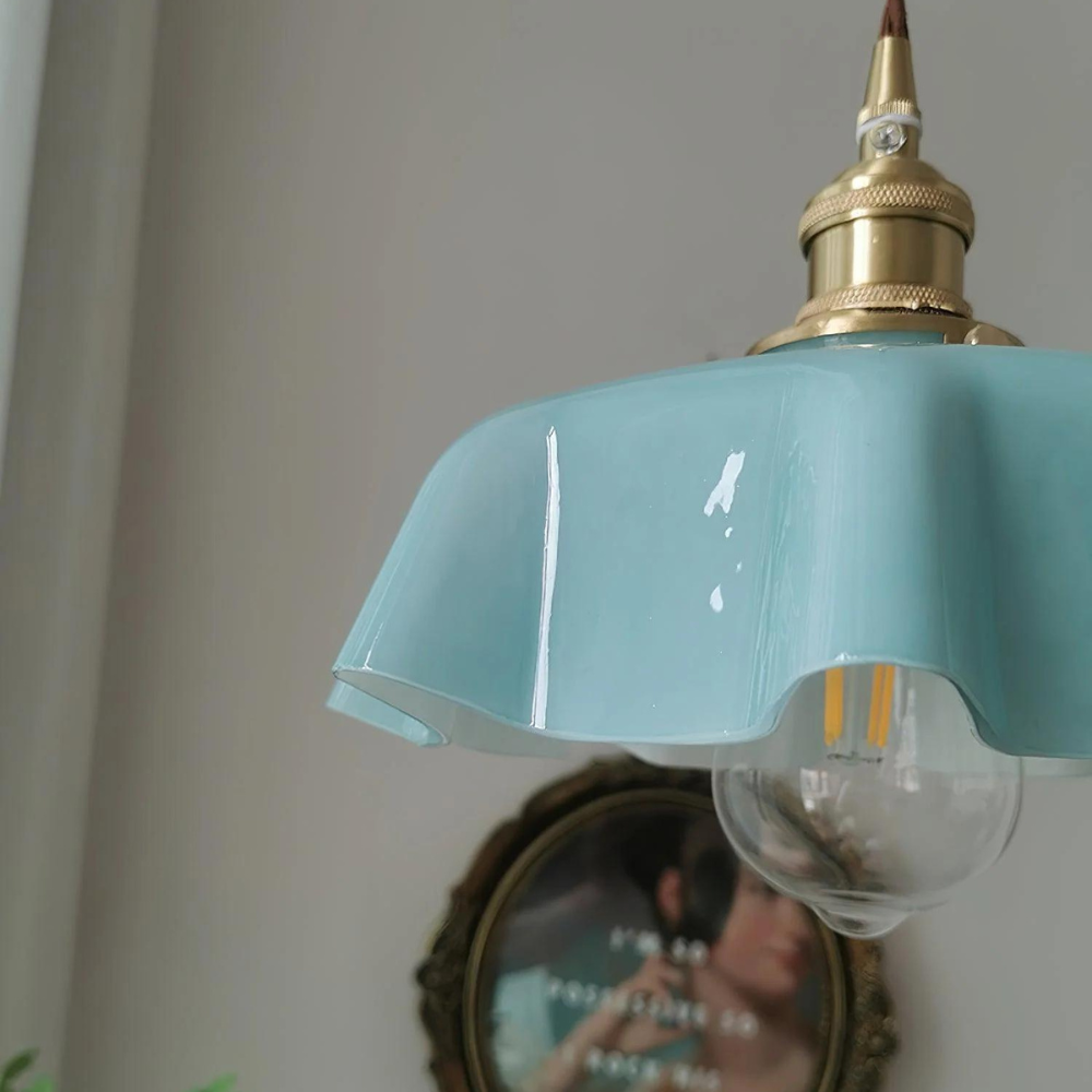 Retro pendellampa i glas och mässing med klassisk design för kök och matsal