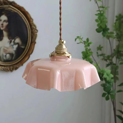 Retro pendellampa i glas och mässing med klassisk design för kök och matsal