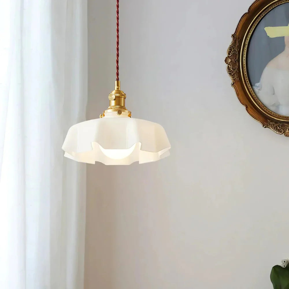 Retro pendellampa i glas och mässing med klassisk design för kök och matsal