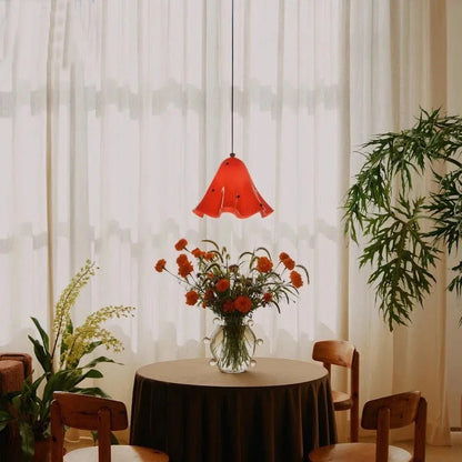 Blomformad pendellampa – fransk retrodesign i modern tolkning