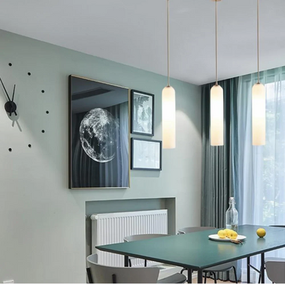 Modern glaspendel med mässingsdetaljer och justerbar höjd