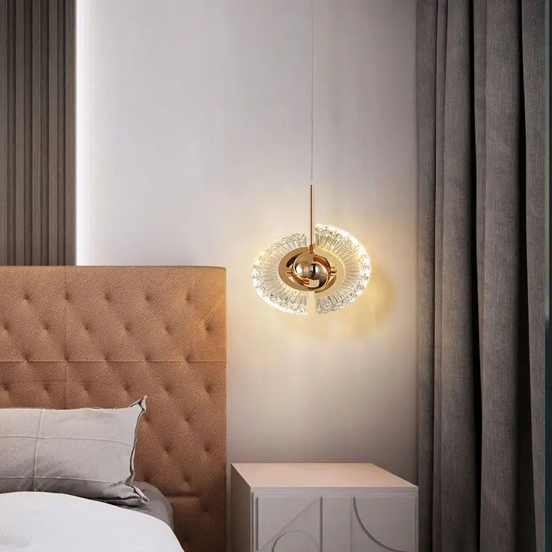Modern pendellampa i metall med kristallinspirerad design för vardagsrum matsal