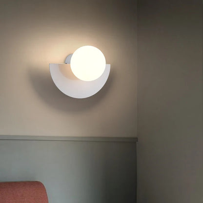 Nordisk vägglampa i färgad metall med LED för sovrum vardagsrum korridor