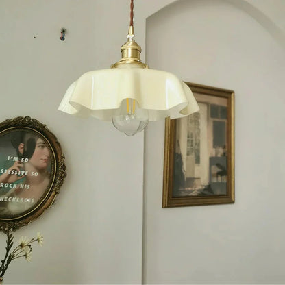 Retro pendellampa i glas och mässing med klassisk design för kök och matsal