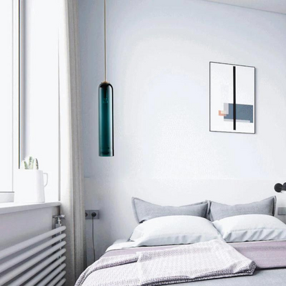 Modern glaspendel med mässingsdetaljer och justerbar höjd