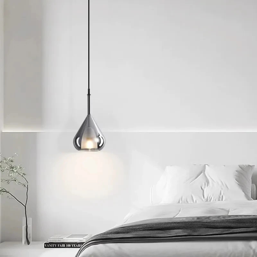 Modern glaspendel i vattendroppsdesign med LED och justerbar höjd
