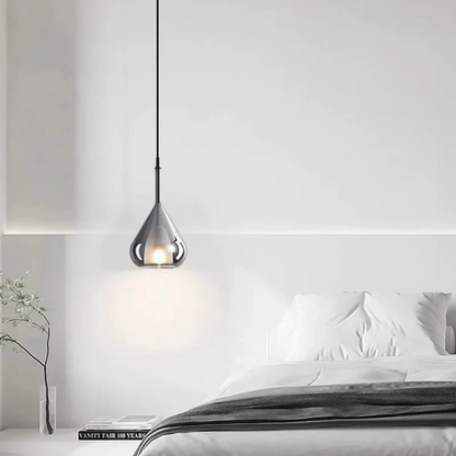 Modern glaspendel i vattendroppsdesign med LED och justerbar höjd