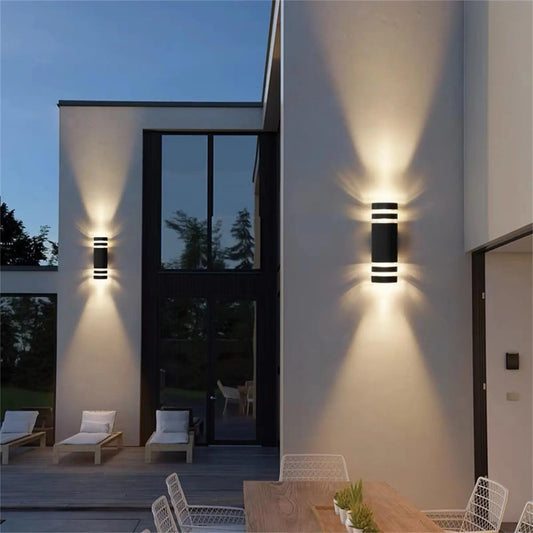 Vattentålig vägglampa i modern design för ute och inne