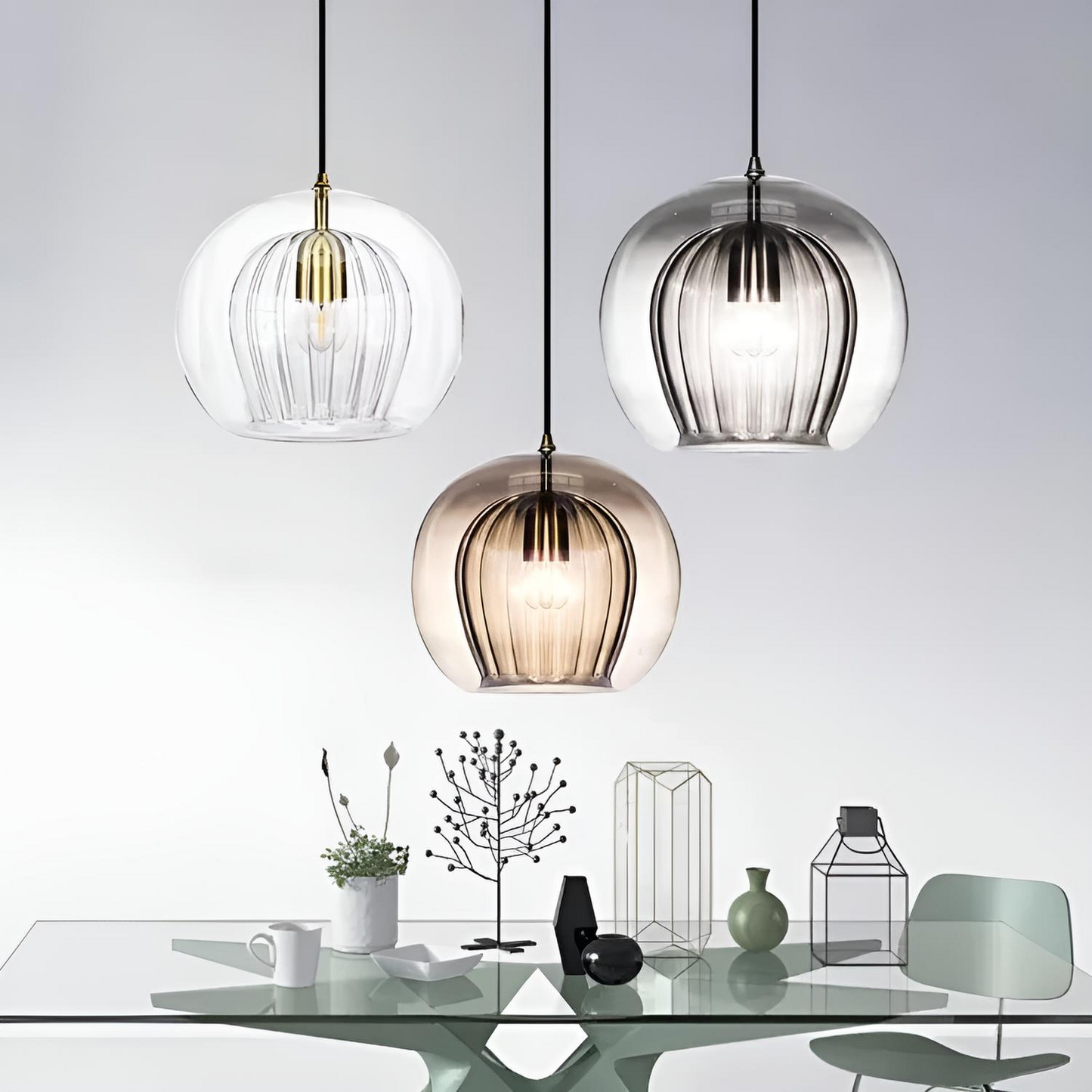 Modern pendellampa i glas med rund kupa och LED-belysning för matsal och vardagsrum