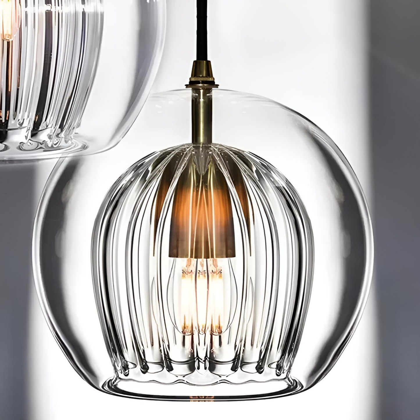 Modern pendellampa i glas med rund kupa och LED-belysning för matsal och vardagsrum