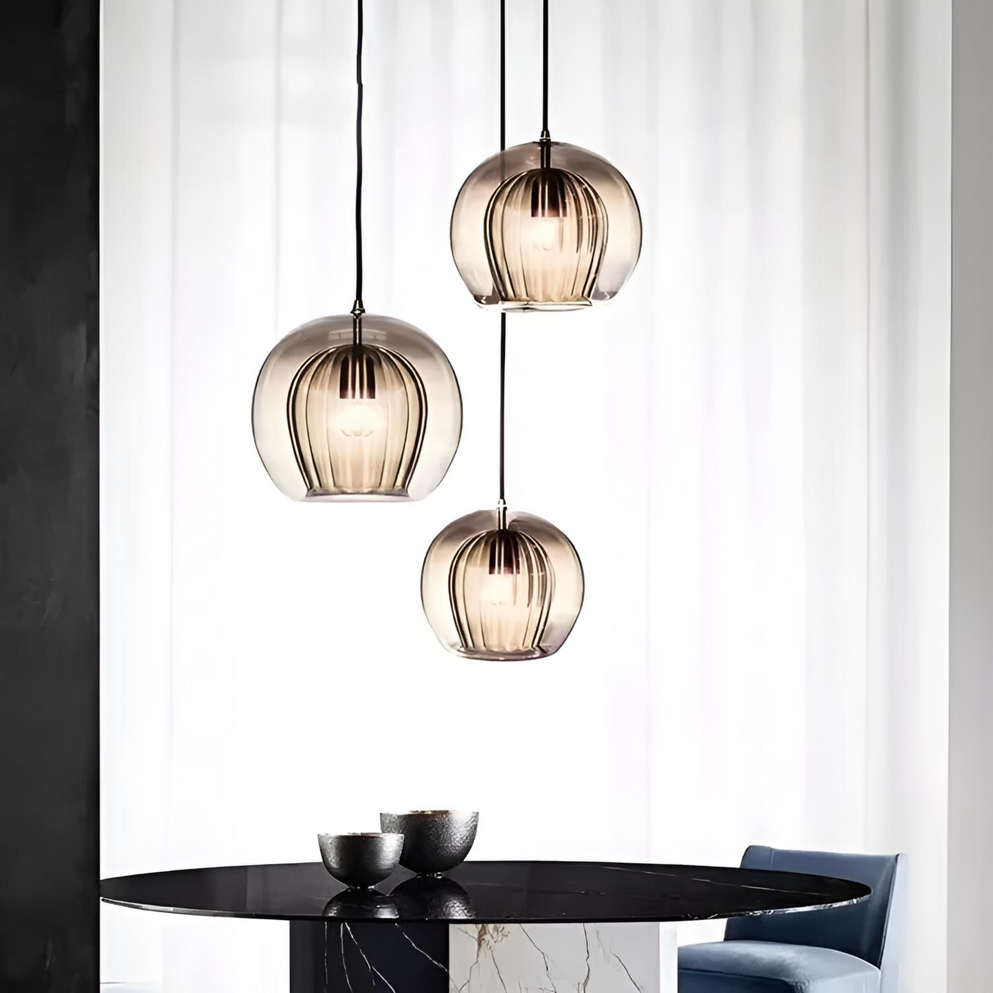 Modern pendellampa i glas med rund kupa och LED-belysning för matsal och vardagsrum