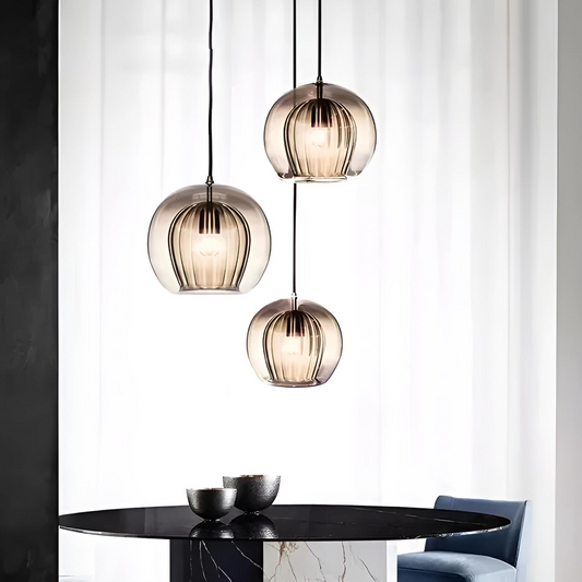 Modern pendellampa i glas med rund kupa och LED-belysning för matsal och vardagsrum