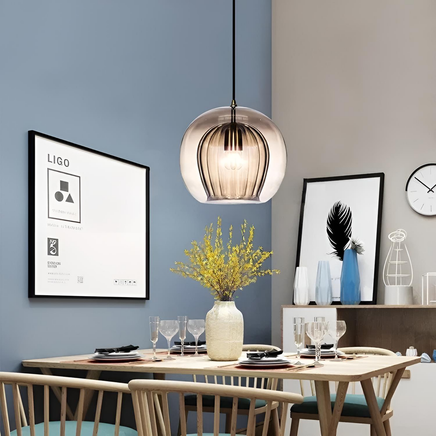 Modern pendellampa i glas med rund kupa och LED-belysning för matsal och vardagsrum