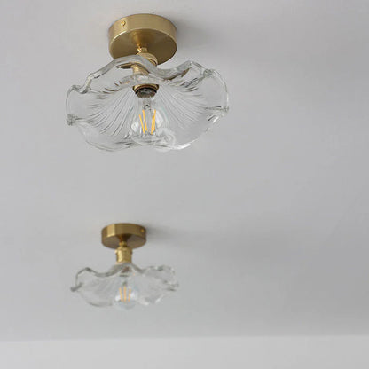 Taklampa i glas med vågig lampskärm och retrodesign för matsal och vardagsrum