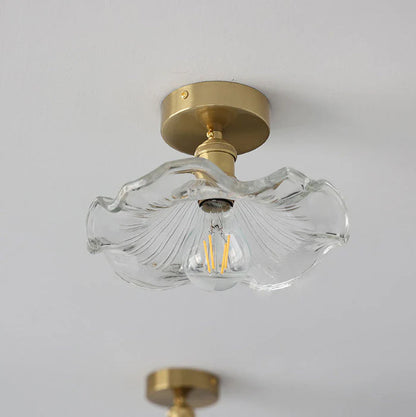 Taklampa i glas med vågig lampskärm och retrodesign för matsal och vardagsrum
