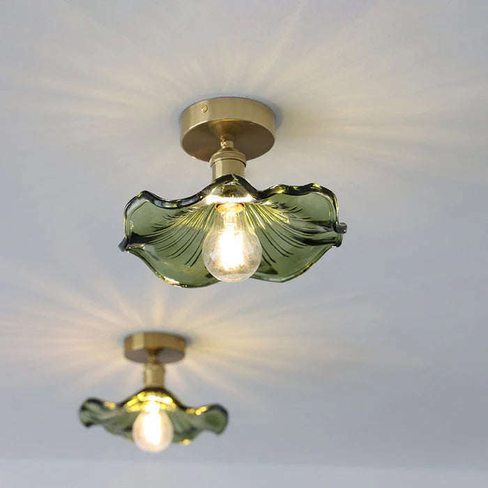Taklampa i glas med vågig lampskärm och retrodesign för matsal och vardagsrum