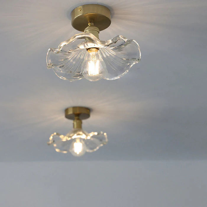 Taklampa i glas med vågig lampskärm och retrodesign för matsal och vardagsrum