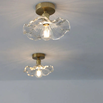 Taklampa i glas med vågig lampskärm och retrodesign för matsal och vardagsrum