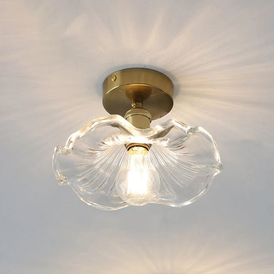 Taklampa i glas med vågig lampskärm och retrodesign för matsal och vardagsrum