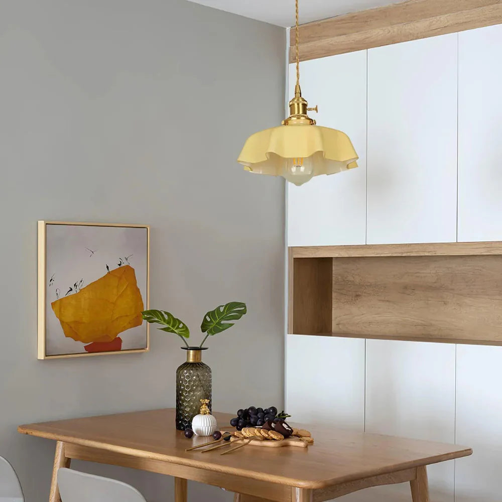Retro pendellampa i glas och mässing med klassisk design för kök och matsal