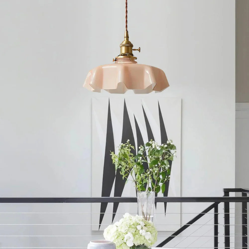 Retro pendellampa i glas och mässing med klassisk design för kök och matsal
