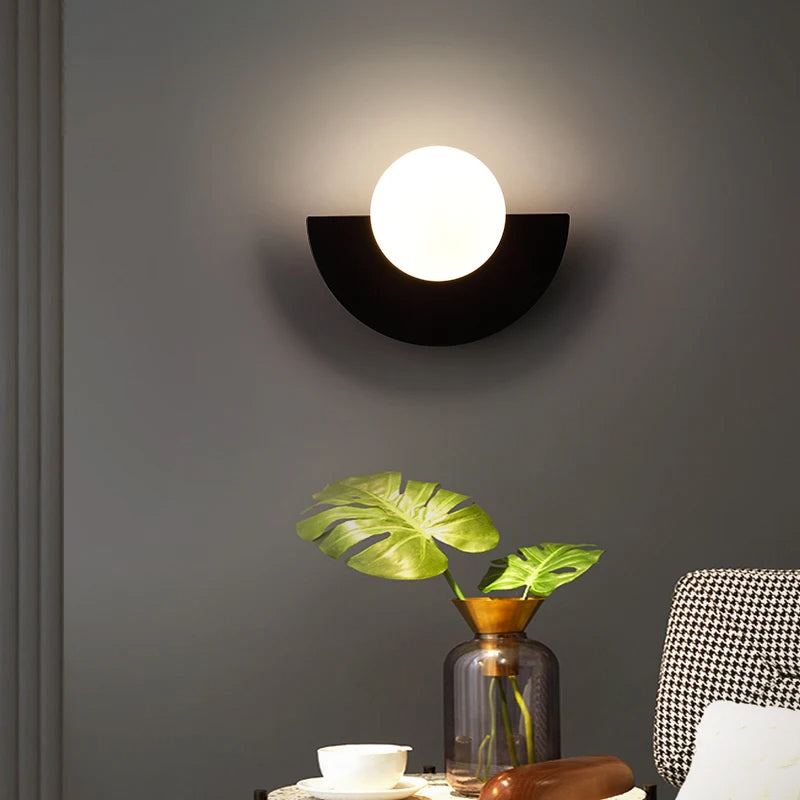 Nordisk vägglampa i färgad metall med LED för sovrum vardagsrum korridor