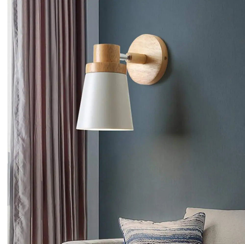 Nordisk vägglampa i trä och metall med E27 för sovrum vardagsrum sängbelysning
