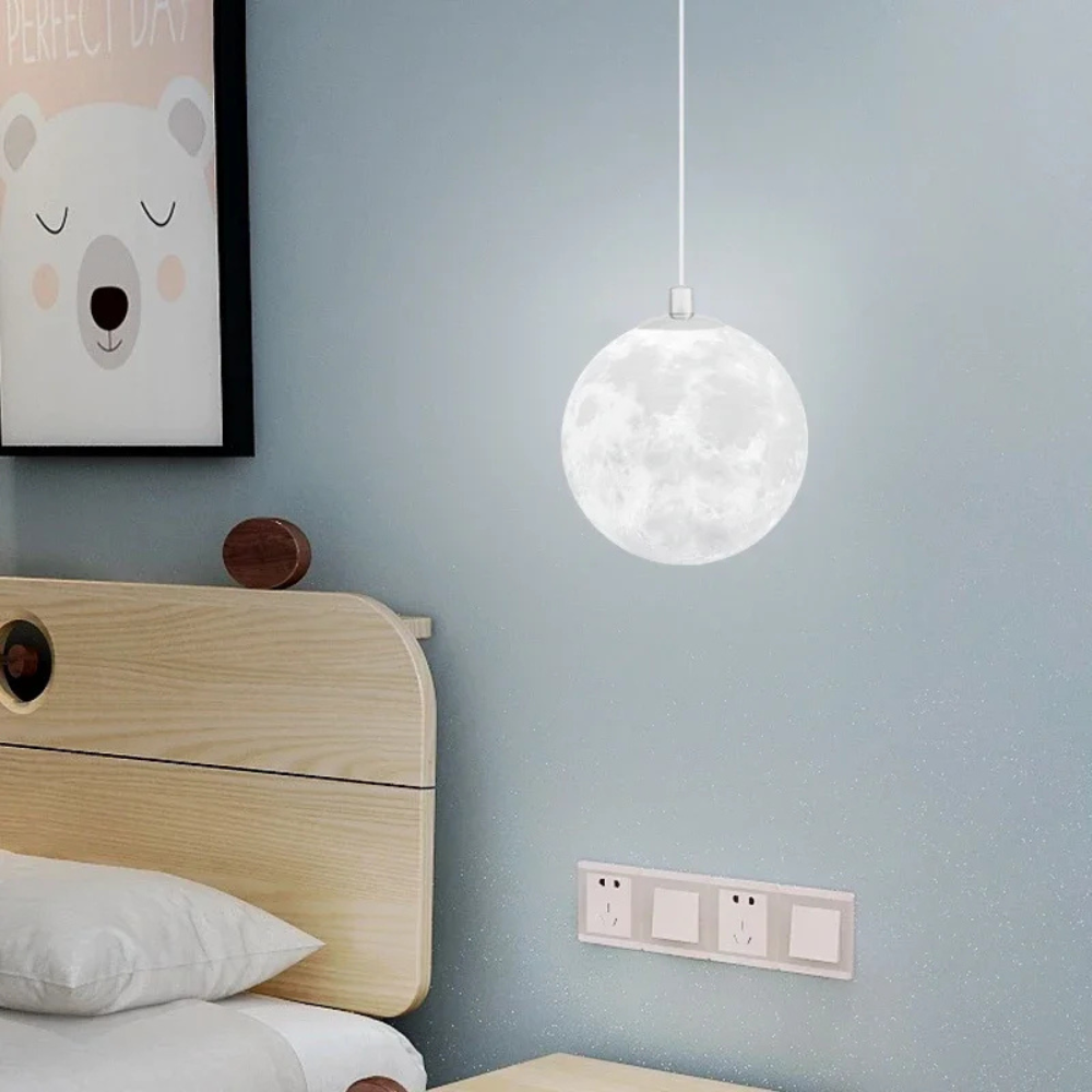 Måninspirerad pendellampa i glas med justerbar höjd och varm LED-belysning