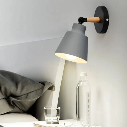 Nordisk vägglampa i trä och metall med LED för sovrum vardagsrum hall
