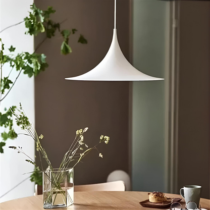 Minimalistisk pendellampa i metall med nordisk design för matsal och vardagsrum